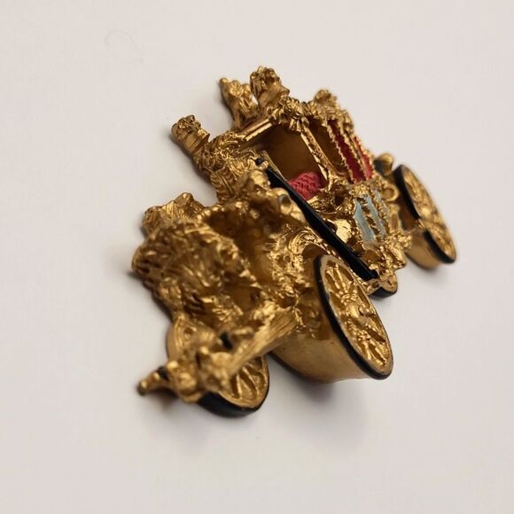 3D Magnet Authentic British Royal Family Gold State Coach Carriage - Picture 3 of 9